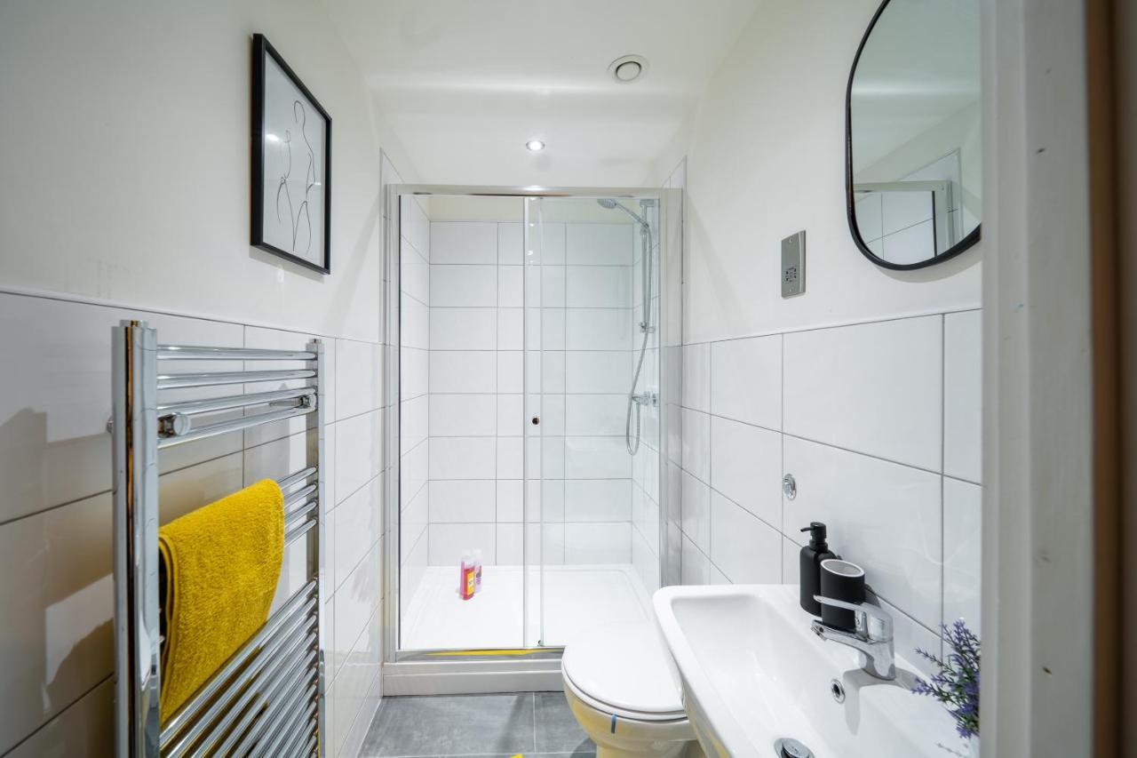 Bv Spacious 1-Bedroom Apartment Close To Town Center - Sleeps 6 แบรดฟอร์ด ภายนอก รูปภาพ
