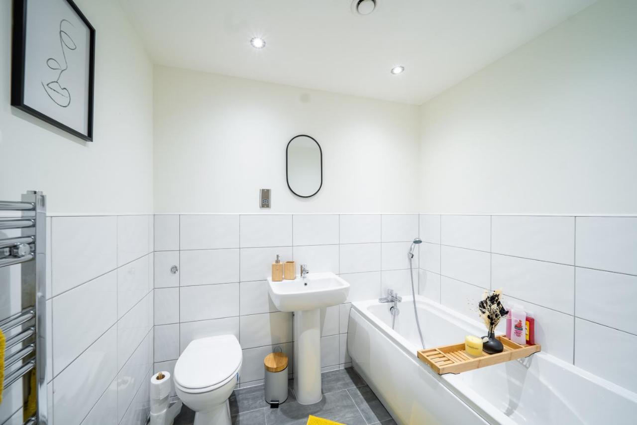 Bv Spacious 1-Bedroom Apartment Close To Town Center - Sleeps 6 แบรดฟอร์ด ภายนอก รูปภาพ