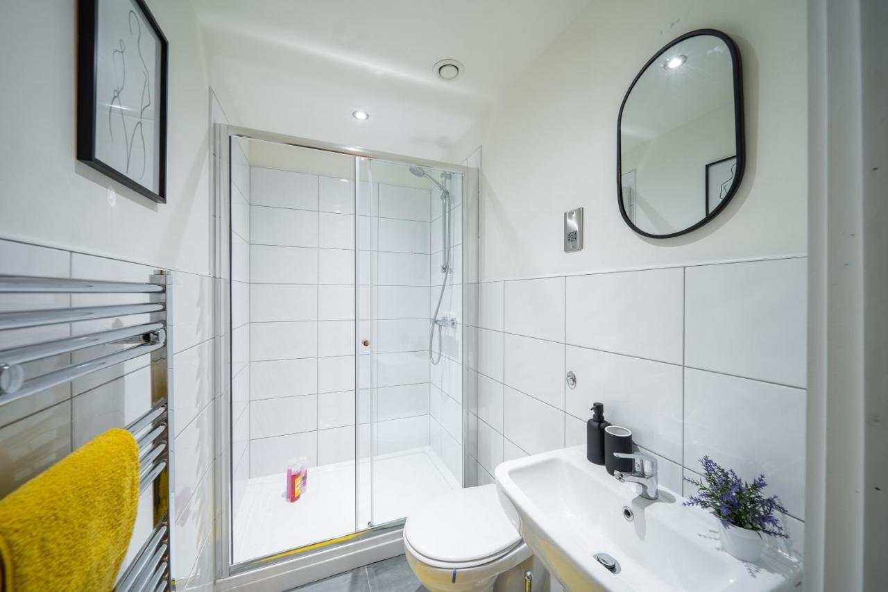 Bv Spacious 1-Bedroom Apartment Close To Town Center - Sleeps 6 แบรดฟอร์ด ภายนอก รูปภาพ